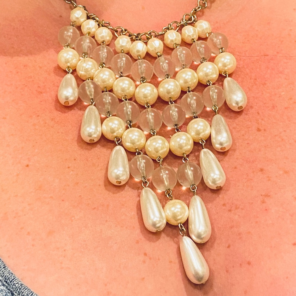 Drop cluster pearl necklace.